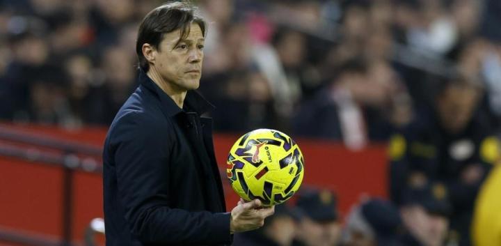  阿尔梅达赛后深刻复盘失利；塞维利亚面对巴萨实力悬殊；球队需从失误中汲取教训。 体育新闻