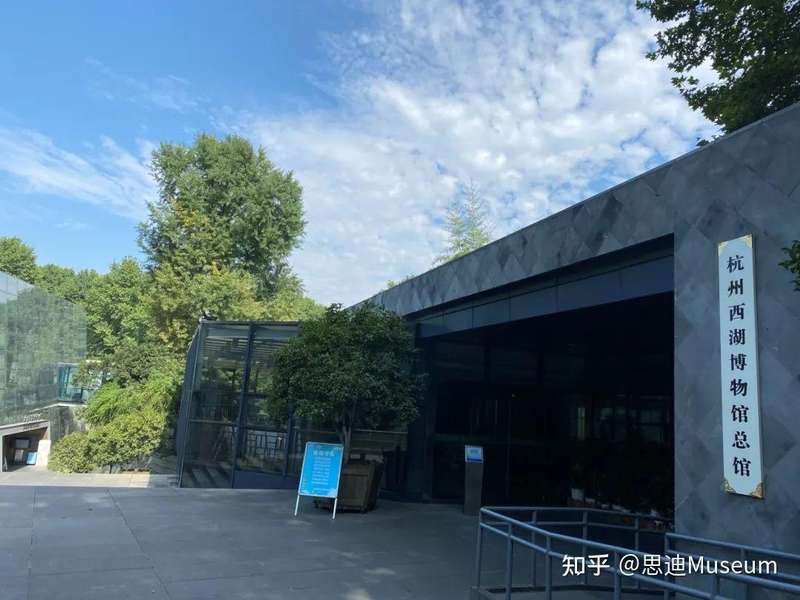 从西湖变迁看为民初心；免费开放历程，彰显公仆担当。