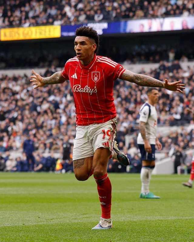  热刺角球频频浪费；森林高效一击制胜，上半场比分落后。 体育新闻