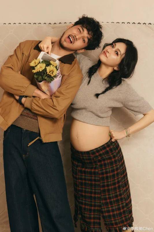 幕后揭秘：跨界爱情在演艺圈的生存法则与成长之路