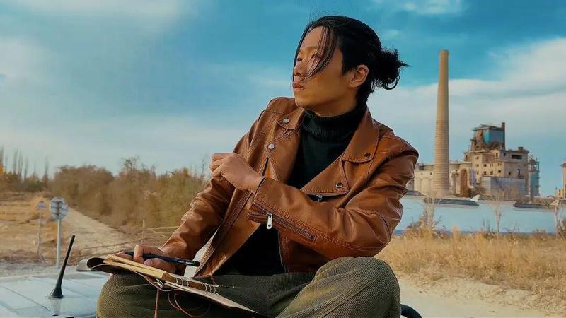 技术视角下的跨界诗人：易白如何在军营民谣中完成文学与音乐的系统性融合 新闻