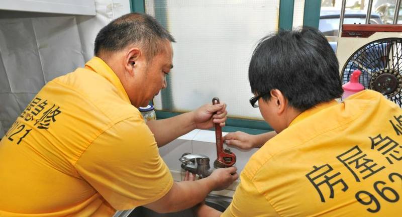  从“现金奶牛”到“烫手山芋”：物业行业十年剧变的深层逻辑 房产家居