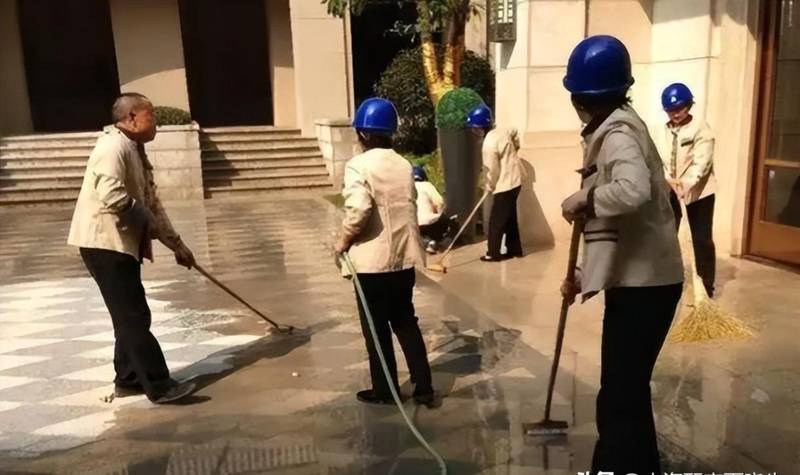  从“现金奶牛”到“烫手山芋”：物业行业十年剧变的深层逻辑 房产家居